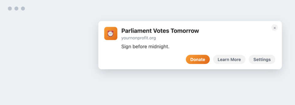Tipp 10: Petition | Wohltätig Schwebende weiße Karte mit einem orangen App-Symbol, Titel „Parlamentsabstimmung morgen“, Untertitel „yournonprofit.org“, Zeile „Vor Mitternacht unterschreiben“ und drei Buttons: Spenden, Mehr erfahren, Einstellungen.