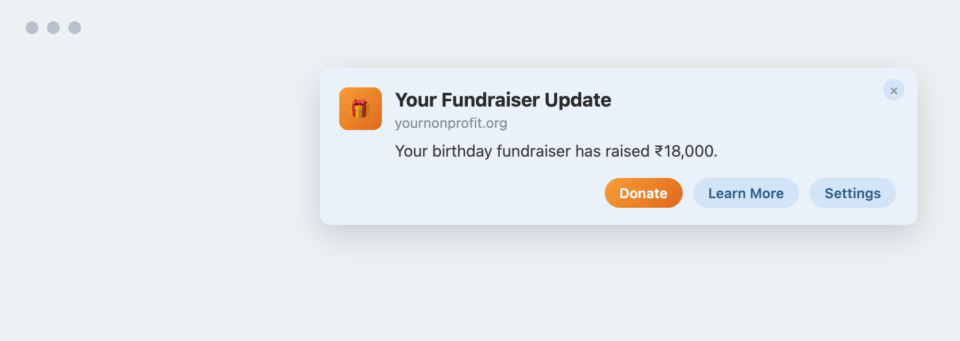 Tipp 11: Peer-to-Peer | Wohltätig Spendenaktion-Update-Karte mit Geschenk-Symbol, Titel „Ihr Spendenaktions-Update“, Organisationsname, Nachricht „Ihre Geburtstags-Spendenaktion hat 18.000 ₹ gesammelt“ und drei Buttons: Spenden, Mehr erfahren, Einstellungen.