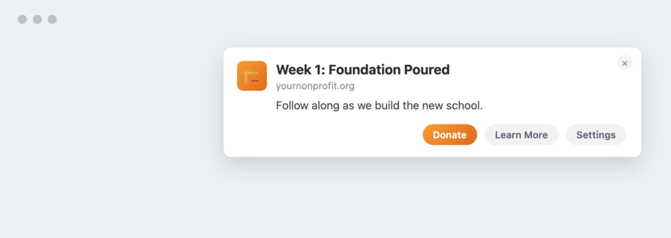 Tipp 12: Erfolgsgeschichte | Wohltätig Popup-Karte: Woche 1: Fundament gegossen von yournonprofit.org mit einem orangen quadratischen Symbol, Nachricht „Begleiten Sie uns beim Bau der neuen Schule“. Buttons: Spenden, Mehr erfahren, Einstellungen.