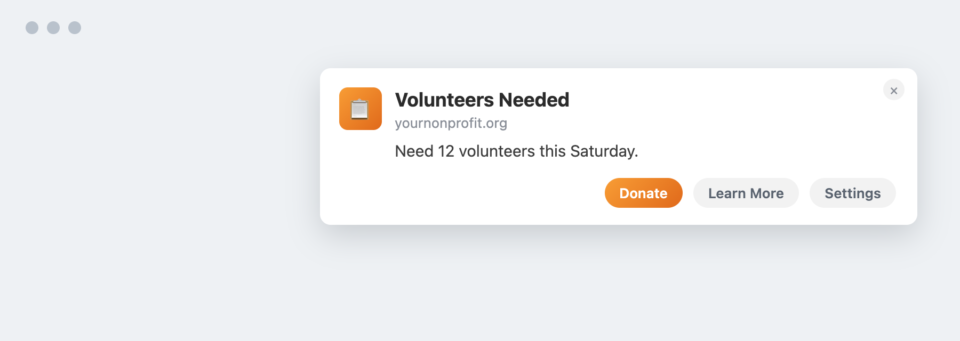 Tipp 9: Freiwilligenarbeit | Wohltätig Popup-Karte: „Freiwillige gesucht“ von yournonprofit.org mit der Nachricht „Wir brauchen diesen Samstag 12 Freiwillige“. Mit einem orangen Spenden-Button und den Optionen „Mehr erfahren“ und „Einstellungen“, mit einem Schließsymbol oben rechts.