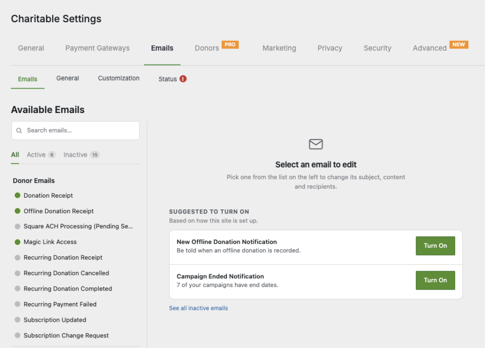 charitable-1-8-18-email-manager-detail | Charitable Configuración benéfica: Pestaña Correos abierta; la barra lateral izquierda lista las plantillas de correo de donantes con indicadores de estado verdes y un cuadro de búsqueda, el área principal muestra 'Seleccionar un correo para editar' y dos desencadenantes sugeridos con botones verdes Activar: Notificación de nueva donación sin conexión y Notificación de fin de campaña.